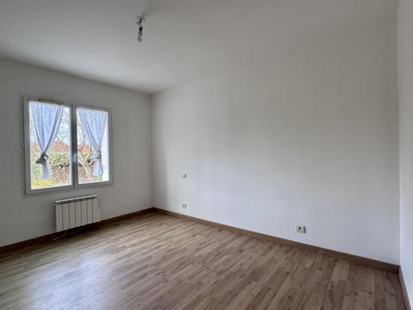 La Roche-sur-Yon (85000) Pavillon de 2001 offrant 131 m2 hab + 70 m2 de surface utile sur 724 m2 de terrain