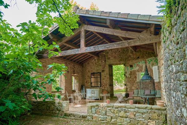 Propriété en pierre au cœur des Monts d’Ardèche – 585 m² sur plus de 5 hectares