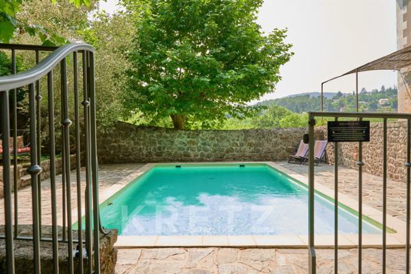 Propriété en pierre au cœur des Monts d’Ardèche – 585 m² sur plus de 5 hectares