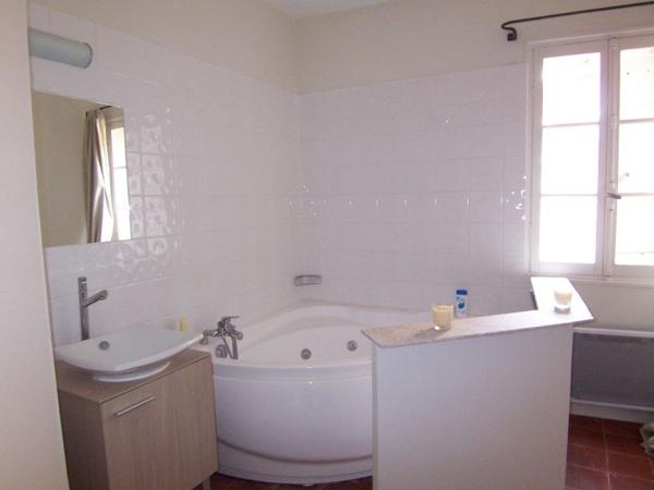 A vendre dans le Centre ville historique au calme T2 en deuxieme étage d'un immeuble rénové .