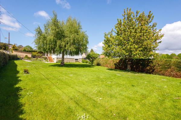 HONFLEUR - TERRAIN CONSTRUCTIBLE 702 m² AVEC GARAGE EXISTANT – LIBRE DE CONSTRUCTEUR