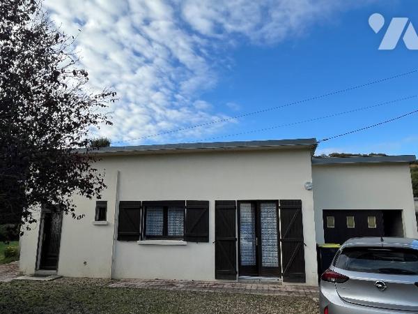 Maison d'habitation comprenant : salon-séjour, cuisine, 2 chambres, salle de bains, garage, jardin.