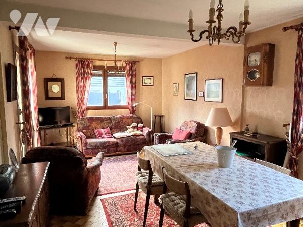 Maison d'habitation comprenant : salon-séjour, cuisine, 2 chambres, salle de bains, garage, jardin.