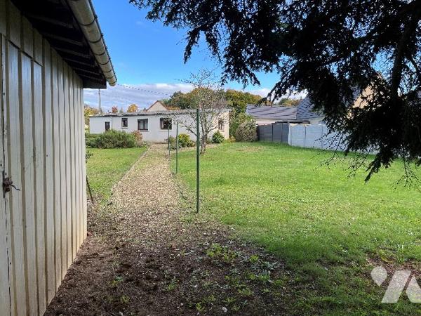 Maison d'habitation comprenant : salon-séjour, cuisine, 2 chambres, salle de bains, garage, jardin.