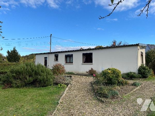 Maison d'habitation comprenant : salon-séjour, cuisine, 2 chambres, salle de bains, garage, jardin.