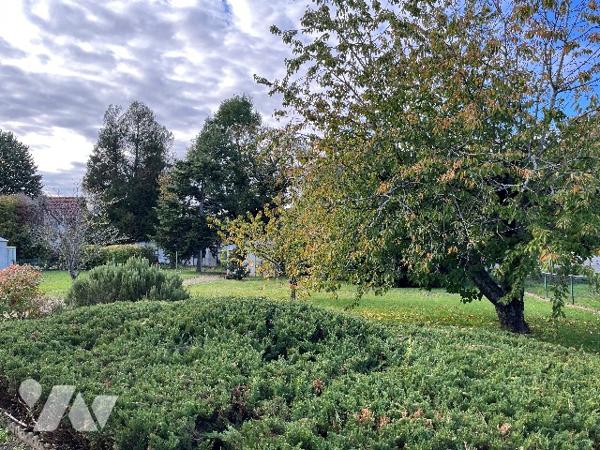 Maison d'habitation comprenant : salon-séjour, cuisine, 2 chambres, salle de bains, garage, jardin.