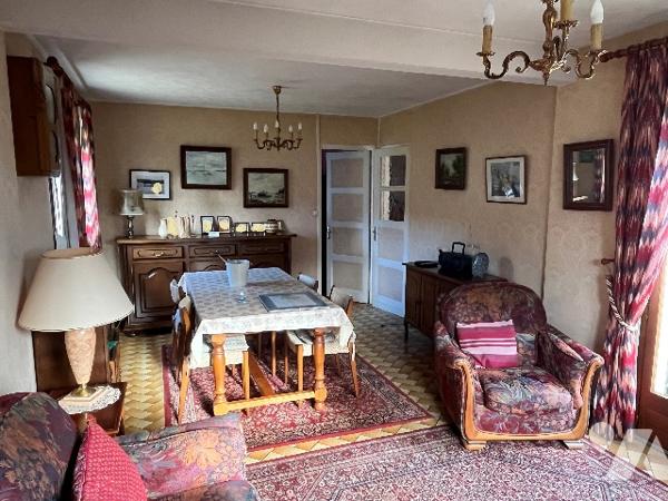 Maison d'habitation comprenant : salon-séjour, cuisine, 2 chambres, salle de bains, garage, jardin.