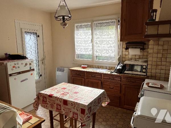 Maison d'habitation comprenant : salon-séjour, cuisine, 2 chambres, salle de bains, garage, jardin.