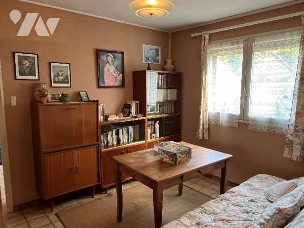 Maison d'habitation comprenant : salon-séjour, cuisine, 2 chambres, salle de bains, garage, jardin.