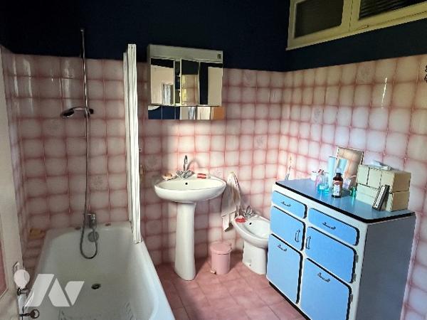 Maison d'habitation comprenant : salon-séjour, cuisine, 2 chambres, salle de bains, garage, jardin.