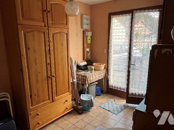 Maison d'habitation comprenant : salon-séjour, cuisine, 2 chambres, salle de bains, garage, jardin.