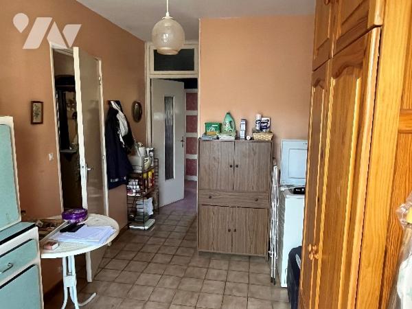 Maison d'habitation comprenant : salon-séjour, cuisine, 2 chambres, salle de bains, garage, jardin.