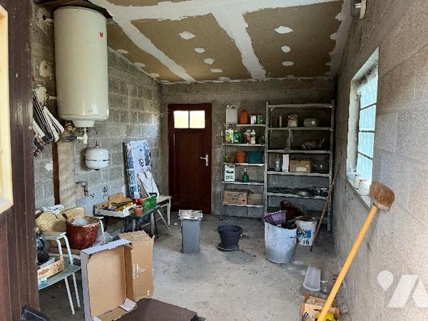 Maison d'habitation comprenant : salon-séjour, cuisine, 2 chambres, salle de bains, garage, jardin.