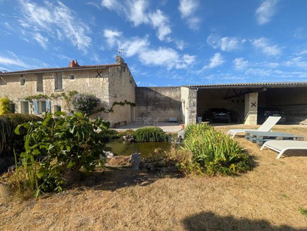 Maison de caractère en pierre avec dépendances et jardin clos – La Roche-Rigault