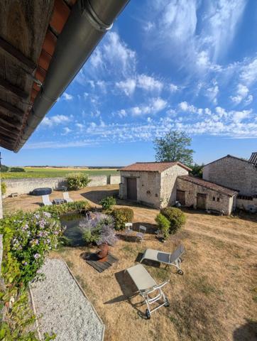 Maison de caractère en pierre avec dépendances et jardin clos – La Roche-Rigault