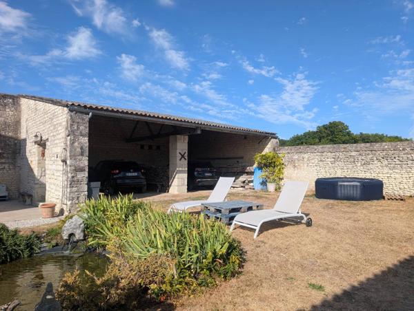Maison de caractère en pierre avec dépendances et jardin clos – La Roche-Rigault