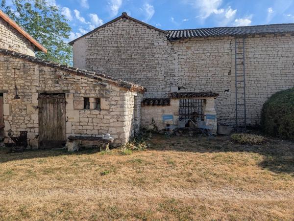 Maison de caractère en pierre avec dépendances et jardin clos – La Roche-Rigault