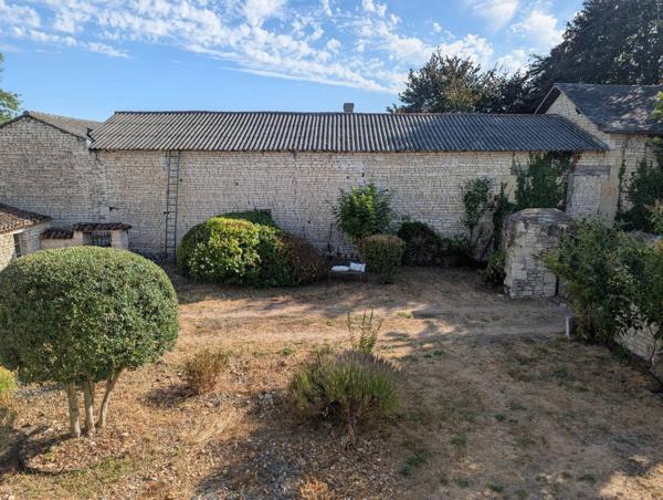 Maison de caractère en pierre avec dépendances et jardin clos – La Roche-Rigault