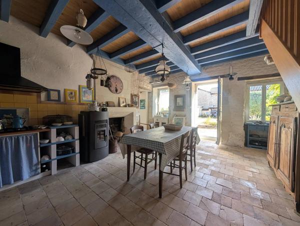 Maison de caractère en pierre avec dépendances et jardin clos – La Roche-Rigault