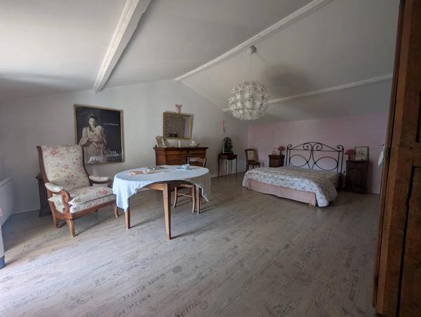 Maison de caractère en pierre avec dépendances et jardin clos – La Roche-Rigault