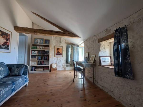 Maison de caractère en pierre avec dépendances et jardin clos – La Roche-Rigault
