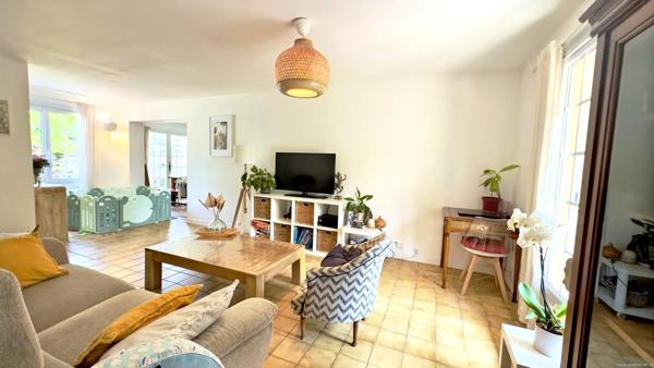 Sénas, Rare à la vente, Maison 4 chambres avec garage, terrain 532m2.