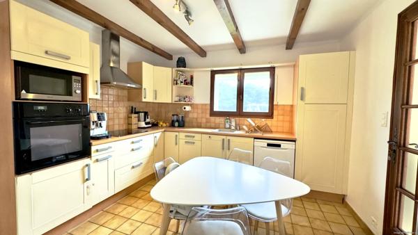 Sénas, Rare à la vente, Maison 4 chambres avec garage, terrain 532m2.