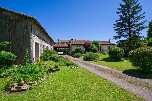 Pavillon de 2 chambres et grande grange à la lisière d'un petit village