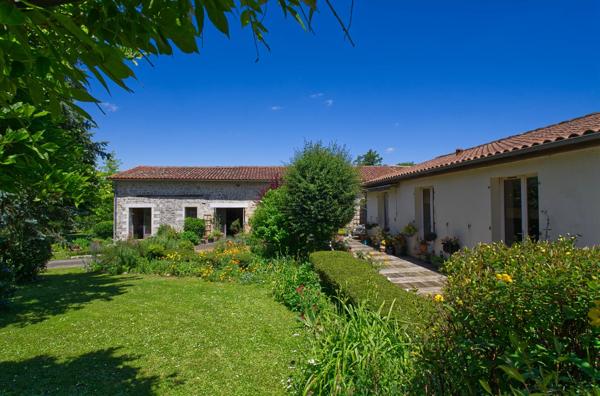 Pavillon de 2 chambres et grande grange à la lisière d'un petit village