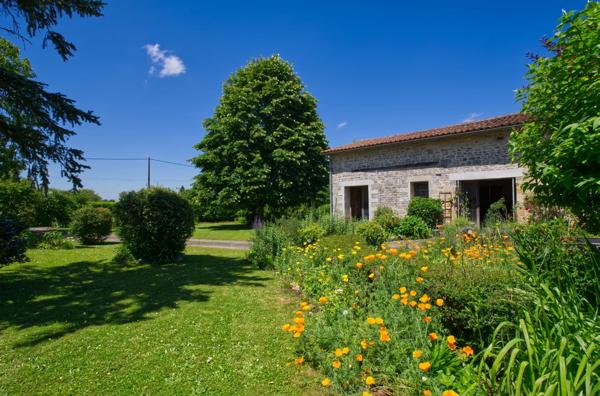 Pavillon de 2 chambres et grande grange à la lisière d'un petit village