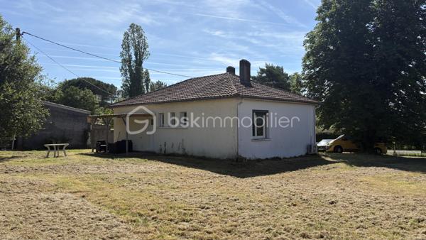 Située sur la commune de Prigonrieux, dans un environnement agréable et sans mitoyenneté, cette maison individuelle de 1966 entièrement rénovée à l’intérieur saura séduire les acquéreurs à la recherche d’un bien immédiatement habitable avec potentiel d’évolution.

Édifiée sur une parcelle de 1 270 m² classée en zone UC, cette maison de plain-pied développe environ 72 m² habitables et se compose :

✨ D’une belle pièce de vie lumineuse avec cuisine ouverte d’environ 39 m²
✨ Deux chambres
✨ Une salle de bain rénovée avec baignoire, douche et double vasque
✨ WC indépendant
✨ Cellier et dégagement

‼️ PAS DE GARAGE 


L’intérieur a bénéficié d’une rénovation moderne et soignée offrant un cadre de vie confortable et chaleureux.

Côté équipements :
✔ Climatisation réversible dans la pièce de vie
✔ Chauffage électrique
✔ DPE C / GES A
✔ Raccordement au tout-à-l’égout

À l’extérieur, la toiture est en bon état. Quelques travaux d’entretien et d’aménagement pourront être envisagés à moyen terme concernant les avant-toits, les gouttières, les façades, ainsi que la création d’un espace de stationnement et l’installation d’un portail.

Le terrain en zone UC offre également un potentiel intéressant pour de futurs aménagements.

💰 Prix : 136 000 € HAI
Foncier : 912€ / an 

📍 Une maison idéale pour un premier achat, une résidence principale ou un investissement locatif.

💼 Idéal investisseur !

Cette maison entièrement rénovée de 73 m², classée DPE C, constitue une belle opportunité d’investissement locatif sur la commune de Prigonrieux.

Le loyer est estimé entre 800 € et 850 € hors charges par mois, soit une rentabilité brute potentielle d’environ 7 % selon les conditions d’acquisition. Aucun travaux intérieurs à prévoir, grand terrain de 1 270 m² et bonne performance énergétique : autant d’atouts favorisant une mise en location rapide et une gestion sereine du bien.

Une opportunité rare pour un investissement clé en main aux portes de Bergerac.

📞 Pour plus d’informations ou organiser une visite :
Legrand Angélique – BSK Immobilier
06 15 25 08 23
« Votre projet, ma priorité »