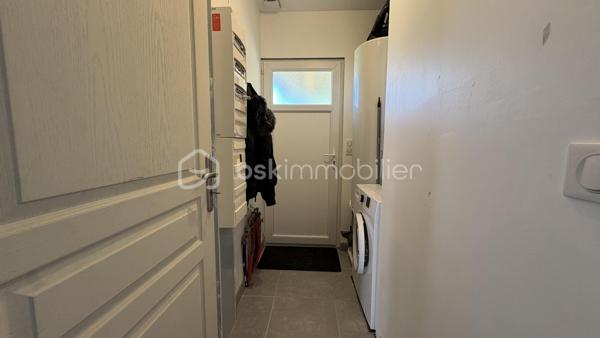 Située sur la commune de Prigonrieux, dans un environnement agréable et sans mitoyenneté, cette maison individuelle de 1966 entièrement rénovée à l’intérieur saura séduire les acquéreurs à la recherche d’un bien immédiatement habitable avec potentiel d’évolution.

Édifiée sur une parcelle de 1 270 m² classée en zone UC, cette maison de plain-pied développe environ 72 m² habitables et se compose :

✨ D’une belle pièce de vie lumineuse avec cuisine ouverte d’environ 39 m²
✨ Deux chambres
✨ Une salle de bain rénovée avec baignoire, douche et double vasque
✨ WC indépendant
✨ Cellier et dégagement

‼️ PAS DE GARAGE 


L’intérieur a bénéficié d’une rénovation moderne et soignée offrant un cadre de vie confortable et chaleureux.

Côté équipements :
✔ Climatisation réversible dans la pièce de vie
✔ Chauffage électrique
✔ DPE C / GES A
✔ Raccordement au tout-à-l’égout

À l’extérieur, la toiture est en bon état. Quelques travaux d’entretien et d’aménagement pourront être envisagés à moyen terme concernant les avant-toits, les gouttières, les façades, ainsi que la création d’un espace de stationnement et l’installation d’un portail.

Le terrain en zone UC offre également un potentiel intéressant pour de futurs aménagements.

💰 Prix : 136 000 € HAI
Foncier : 912€ / an 

📍 Une maison idéale pour un premier achat, une résidence principale ou un investissement locatif.

💼 Idéal investisseur !

Cette maison entièrement rénovée de 73 m², classée DPE C, constitue une belle opportunité d’investissement locatif sur la commune de Prigonrieux.

Le loyer est estimé entre 800 € et 850 € hors charges par mois, soit une rentabilité brute potentielle d’environ 7 % selon les conditions d’acquisition. Aucun travaux intérieurs à prévoir, grand terrain de 1 270 m² et bonne performance énergétique : autant d’atouts favorisant une mise en location rapide et une gestion sereine du bien.

Une opportunité rare pour un investissement clé en main aux portes de Bergerac.

📞 Pour plus d’informations ou organiser une visite :
Legrand Angélique – BSK Immobilier
06 15 25 08 23
« Votre projet, ma priorité »