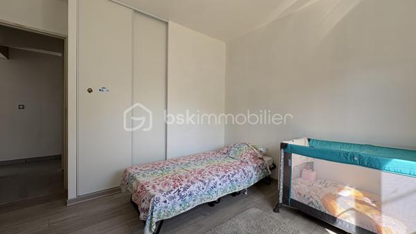 Située sur la commune de Prigonrieux, dans un environnement agréable et sans mitoyenneté, cette maison individuelle de 1966 entièrement rénovée à l’intérieur saura séduire les acquéreurs à la recherche d’un bien immédiatement habitable avec potentiel d’évolution.

Édifiée sur une parcelle de 1 270 m² classée en zone UC, cette maison de plain-pied développe environ 72 m² habitables et se compose :

✨ D’une belle pièce de vie lumineuse avec cuisine ouverte d’environ 39 m²
✨ Deux chambres
✨ Une salle de bain rénovée avec baignoire, douche et double vasque
✨ WC indépendant
✨ Cellier et dégagement

‼️ PAS DE GARAGE 


L’intérieur a bénéficié d’une rénovation moderne et soignée offrant un cadre de vie confortable et chaleureux.

Côté équipements :
✔ Climatisation réversible dans la pièce de vie
✔ Chauffage électrique
✔ DPE C / GES A
✔ Raccordement au tout-à-l’égout

À l’extérieur, la toiture est en bon état. Quelques travaux d’entretien et d’aménagement pourront être envisagés à moyen terme concernant les avant-toits, les gouttières, les façades, ainsi que la création d’un espace de stationnement et l’installation d’un portail.

Le terrain en zone UC offre également un potentiel intéressant pour de futurs aménagements.

💰 Prix : 136 000 € HAI
Foncier : 912€ / an 

📍 Une maison idéale pour un premier achat, une résidence principale ou un investissement locatif.

💼 Idéal investisseur !

Cette maison entièrement rénovée de 73 m², classée DPE C, constitue une belle opportunité d’investissement locatif sur la commune de Prigonrieux.

Le loyer est estimé entre 800 € et 850 € hors charges par mois, soit une rentabilité brute potentielle d’environ 7 % selon les conditions d’acquisition. Aucun travaux intérieurs à prévoir, grand terrain de 1 270 m² et bonne performance énergétique : autant d’atouts favorisant une mise en location rapide et une gestion sereine du bien.

Une opportunité rare pour un investissement clé en main aux portes de Bergerac.

📞 Pour plus d’informations ou organiser une visite :
Legrand Angélique – BSK Immobilier
06 15 25 08 23
« Votre projet, ma priorité »