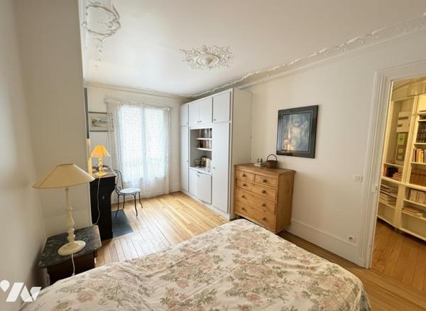 Paris 18e - Lamarck. 62m², 2 Ch. Rénové, 5e Asc, Balcon. Parquet. Chauf. Gaz. 627 500 € FAI