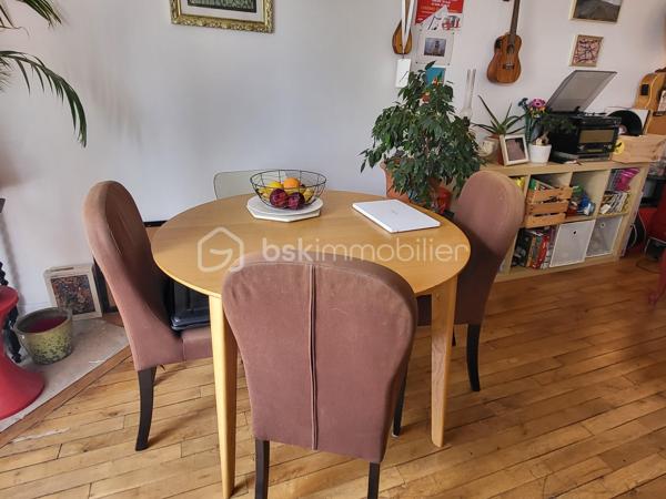Venez découvrir ce Grand et charmant 2 piéces de 45 M2 dans une belle Résidence des années 30. trés bien entretenue.
Au 3éme étage avec ascenseur, d'une résidence sécurisée, au calme, l'entrée dessert un vaste séjour, exposé sud, ouvert sur une cuisine entièrement équipée et fonctionnelle.
Nous avons une grande chambre, une salle de bains avec douche, un WC séparé, dressing, joli parquet. Local vélo,Une cave saine compléte ce bien.
Faibles charges. DPE en cours.
Secteur Croix de l'épinette, Métro S. Gainsbourg à 9 minutes, commerces tout prés, parc L Aubrac, Clinique Cepim.
A voir trés vite !!