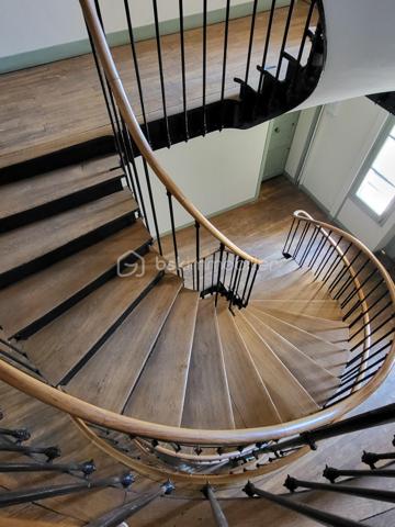 Venez découvrir ce Grand et charmant 2 piéces de 45 M2 dans une belle Résidence des années 30. trés bien entretenue.
Au 3éme étage avec ascenseur, d'une résidence sécurisée, au calme, l'entrée dessert un vaste séjour, exposé sud, ouvert sur une cuisine entièrement équipée et fonctionnelle.
Nous avons une grande chambre, une salle de bains avec douche, un WC séparé, dressing, joli parquet. Local vélo,Une cave saine compléte ce bien.
Faibles charges. DPE en cours.
Secteur Croix de l'épinette, Métro S. Gainsbourg à 9 minutes, commerces tout prés, parc L Aubrac, Clinique Cepim.
A voir trés vite !!