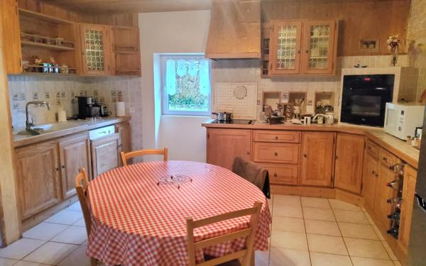 La Crèche,  maison en pierres 4 chambres, terrain, dépendances.