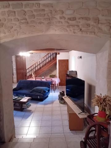 La Crèche,  maison en pierres 4 chambres, terrain, dépendances.