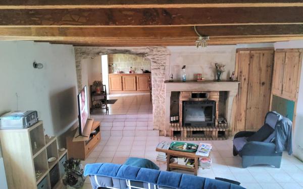 La Crèche,  maison en pierres 4 chambres, terrain, dépendances.