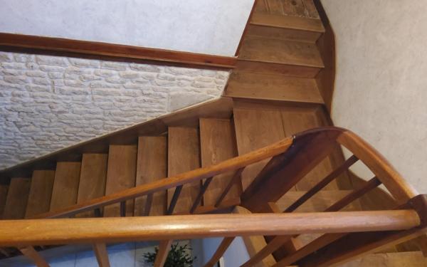 La Crèche,  maison en pierres 4 chambres, terrain, dépendances.