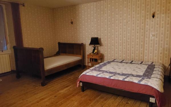 La Crèche,  maison en pierres 4 chambres, terrain, dépendances.