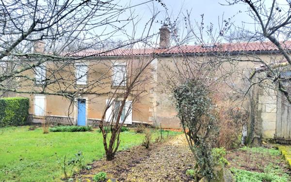 La Crèche,  maison en pierres 4 chambres, terrain, dépendances.