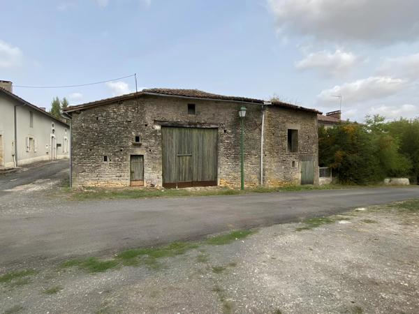 Maison à rénover avec grange et terrain à 20 minutes de Civray
