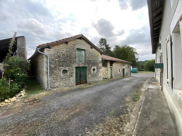 Maison à rénover avec grange et terrain à 20 minutes de Civray