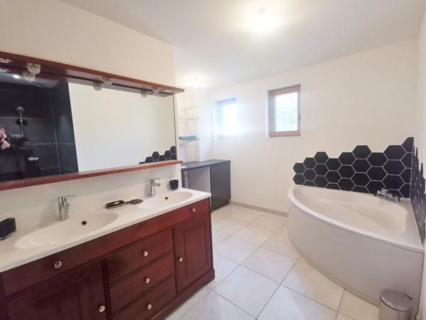 Maison de 139m² - Ecommoy - 4 chambres - jardin dans quartier calme
