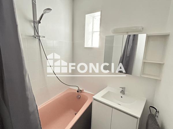 Location Studio meublé 25.19 m² - 18 rue Bury Saumur 49400