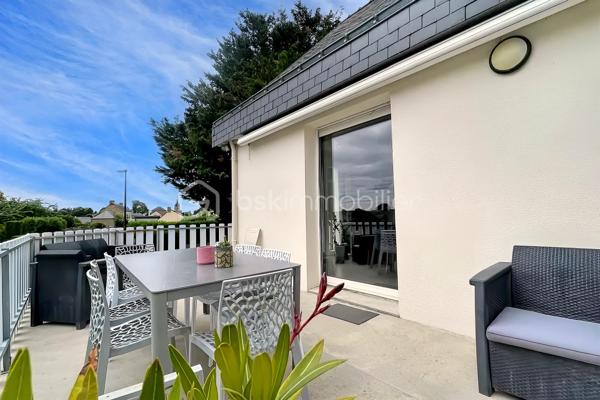 Située dans un cadre paisible et verdoyant, cette magnifique maison sur sous-sol complet offre des volumes généreux et des prestations de
qualité, idéales pour accueillir une grande famille.
Dès l'entrée, le ton est donné : l'espace s'ouvre sur une cuisine moderne, entièrement aménagée et équipée, pensée pour la convivialité.
Dans le prolongement, vous découvrirez un vaste salon-séjour baigné de lumière, où trône une cheminée à foyer fermé avec récupérateur de
chaleur, promesse de chaleureuses soirées d'hiver. Depuis cette pièce de vie, vous accédez directement à la terrasse, parfaite pour prolonger
vos journées en extérieur. Le rez-de-chaussée se complète d'un bureau fonctionnel, de deux belles chambres (dont une disposant de son
propre dressing), ainsi que d'une salle de bain tout confort avec douche à l'italienne et baignoire.
À l'étage, l'espace nuit se déploie pour offrir à chacun son intimité. Un coin détente et lecture accueille les moments calmes, desservant trois
chambres lumineuses et une salle d'eau indépendante.
Le sous-sol complet est un véritable atout pour les bricoleurs et le stockage. Accessible par une porte de garage motorisée, il abrite un grand
atelier, une buanderie, une arrière-cuisine ainsi qu'une cave.
Côté extérieur, vous profiterez d'un superbe terrain entièrement clos et arboré, véritable écrin de verdure à l'abri des regards. Techniquement
irréprochable, la maison bénéficie d'une bonne classe énergétique (D) grâce à des menuiseries en double vitrage récentes, et la toiture est
garantie sans aucune présence d'amiante.
Une opportunité rare sur le secteur, où il ne reste plus qu'à poser vos valises. À visiter sans tarder !