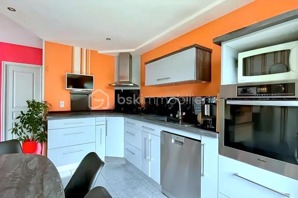 Située dans un cadre paisible et verdoyant, cette magnifique maison sur sous-sol complet offre des volumes généreux et des prestations de
qualité, idéales pour accueillir une grande famille.
Dès l'entrée, le ton est donné : l'espace s'ouvre sur une cuisine moderne, entièrement aménagée et équipée, pensée pour la convivialité.
Dans le prolongement, vous découvrirez un vaste salon-séjour baigné de lumière, où trône une cheminée à foyer fermé avec récupérateur de
chaleur, promesse de chaleureuses soirées d'hiver. Depuis cette pièce de vie, vous accédez directement à la terrasse, parfaite pour prolonger
vos journées en extérieur. Le rez-de-chaussée se complète d'un bureau fonctionnel, de deux belles chambres (dont une disposant de son
propre dressing), ainsi que d'une salle de bain tout confort avec douche à l'italienne et baignoire.
À l'étage, l'espace nuit se déploie pour offrir à chacun son intimité. Un coin détente et lecture accueille les moments calmes, desservant trois
chambres lumineuses et une salle d'eau indépendante.
Le sous-sol complet est un véritable atout pour les bricoleurs et le stockage. Accessible par une porte de garage motorisée, il abrite un grand
atelier, une buanderie, une arrière-cuisine ainsi qu'une cave.
Côté extérieur, vous profiterez d'un superbe terrain entièrement clos et arboré, véritable écrin de verdure à l'abri des regards. Techniquement
irréprochable, la maison bénéficie d'une bonne classe énergétique (D) grâce à des menuiseries en double vitrage récentes, et la toiture est
garantie sans aucune présence d'amiante.
Une opportunité rare sur le secteur, où il ne reste plus qu'à poser vos valises. À visiter sans tarder !