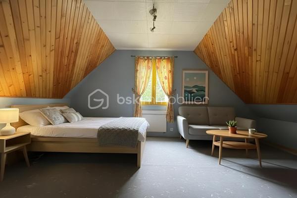 Située dans un cadre paisible et verdoyant, cette magnifique maison sur sous-sol complet offre des volumes généreux et des prestations de
qualité, idéales pour accueillir une grande famille.
Dès l'entrée, le ton est donné : l'espace s'ouvre sur une cuisine moderne, entièrement aménagée et équipée, pensée pour la convivialité.
Dans le prolongement, vous découvrirez un vaste salon-séjour baigné de lumière, où trône une cheminée à foyer fermé avec récupérateur de
chaleur, promesse de chaleureuses soirées d'hiver. Depuis cette pièce de vie, vous accédez directement à la terrasse, parfaite pour prolonger
vos journées en extérieur. Le rez-de-chaussée se complète d'un bureau fonctionnel, de deux belles chambres (dont une disposant de son
propre dressing), ainsi que d'une salle de bain tout confort avec douche à l'italienne et baignoire.
À l'étage, l'espace nuit se déploie pour offrir à chacun son intimité. Un coin détente et lecture accueille les moments calmes, desservant trois
chambres lumineuses et une salle d'eau indépendante.
Le sous-sol complet est un véritable atout pour les bricoleurs et le stockage. Accessible par une porte de garage motorisée, il abrite un grand
atelier, une buanderie, une arrière-cuisine ainsi qu'une cave.
Côté extérieur, vous profiterez d'un superbe terrain entièrement clos et arboré, véritable écrin de verdure à l'abri des regards. Techniquement
irréprochable, la maison bénéficie d'une bonne classe énergétique (D) grâce à des menuiseries en double vitrage récentes, et la toiture est
garantie sans aucune présence d'amiante.
Une opportunité rare sur le secteur, où il ne reste plus qu'à poser vos valises. À visiter sans tarder !