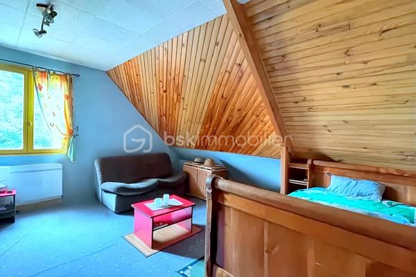 Située dans un cadre paisible et verdoyant, cette magnifique maison sur sous-sol complet offre des volumes généreux et des prestations de
qualité, idéales pour accueillir une grande famille.
Dès l'entrée, le ton est donné : l'espace s'ouvre sur une cuisine moderne, entièrement aménagée et équipée, pensée pour la convivialité.
Dans le prolongement, vous découvrirez un vaste salon-séjour baigné de lumière, où trône une cheminée à foyer fermé avec récupérateur de
chaleur, promesse de chaleureuses soirées d'hiver. Depuis cette pièce de vie, vous accédez directement à la terrasse, parfaite pour prolonger
vos journées en extérieur. Le rez-de-chaussée se complète d'un bureau fonctionnel, de deux belles chambres (dont une disposant de son
propre dressing), ainsi que d'une salle de bain tout confort avec douche à l'italienne et baignoire.
À l'étage, l'espace nuit se déploie pour offrir à chacun son intimité. Un coin détente et lecture accueille les moments calmes, desservant trois
chambres lumineuses et une salle d'eau indépendante.
Le sous-sol complet est un véritable atout pour les bricoleurs et le stockage. Accessible par une porte de garage motorisée, il abrite un grand
atelier, une buanderie, une arrière-cuisine ainsi qu'une cave.
Côté extérieur, vous profiterez d'un superbe terrain entièrement clos et arboré, véritable écrin de verdure à l'abri des regards. Techniquement
irréprochable, la maison bénéficie d'une bonne classe énergétique (D) grâce à des menuiseries en double vitrage récentes, et la toiture est
garantie sans aucune présence d'amiante.
Une opportunité rare sur le secteur, où il ne reste plus qu'à poser vos valises. À visiter sans tarder !